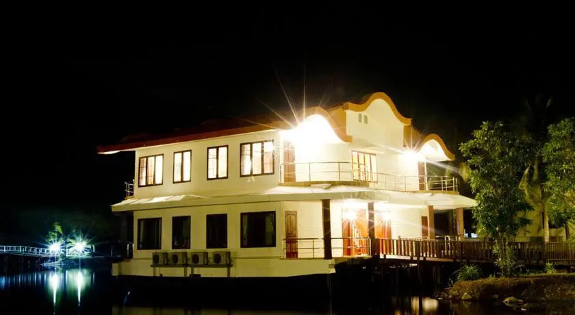 Ко Чанг: Aunchaleena Beach Front Resort, Koh Chang (Chomnapha Boat)