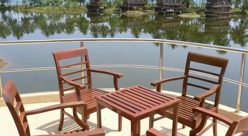 Ко Чанг: Aunchaleena Beach Front Resort, Koh Chang (Chomnapha Boat)