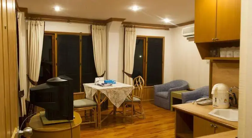Ко Чанг: Aunchaleena Beach Front Resort, Koh Chang (Chomnapha Boat)
