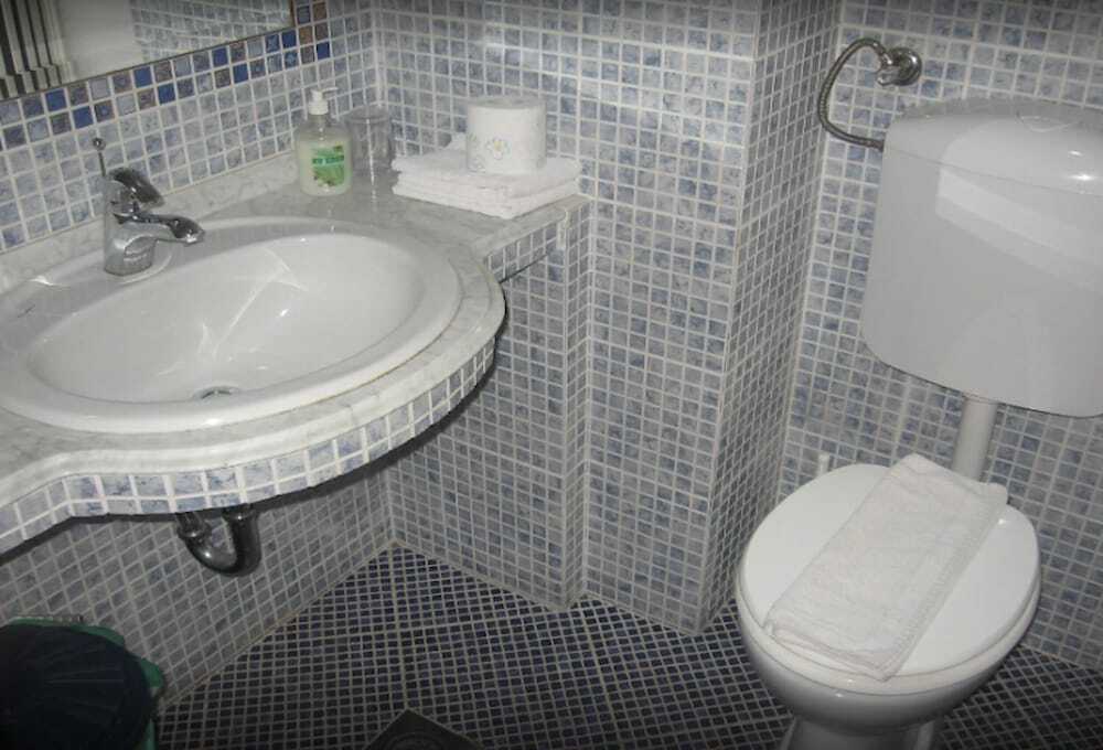 Свети-Стефан: Levantin Inn 12 Room N7 Sea Side