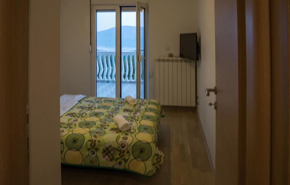 Херцег-Нови: Nice home in Herceg Novi w/ Outdoor swimming pool, Sauna and 4 Bedrooms