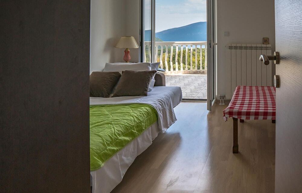 Херцег-Нови: Nice home in Herceg Novi w/ Outdoor swimming pool, Sauna and 4 Bedrooms