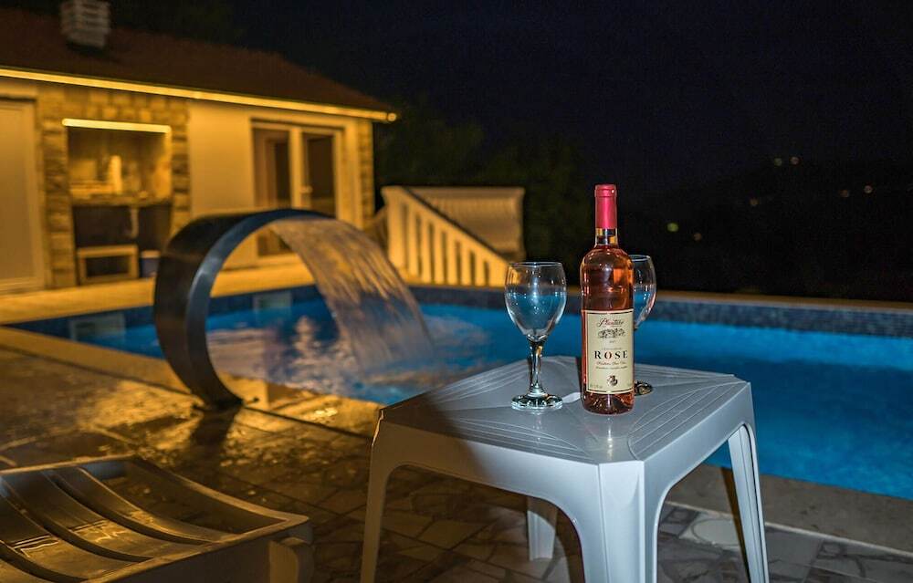 Херцег-Нови: Nice home in Herceg Novi w/ Outdoor swimming pool, Sauna and 4 Bedrooms