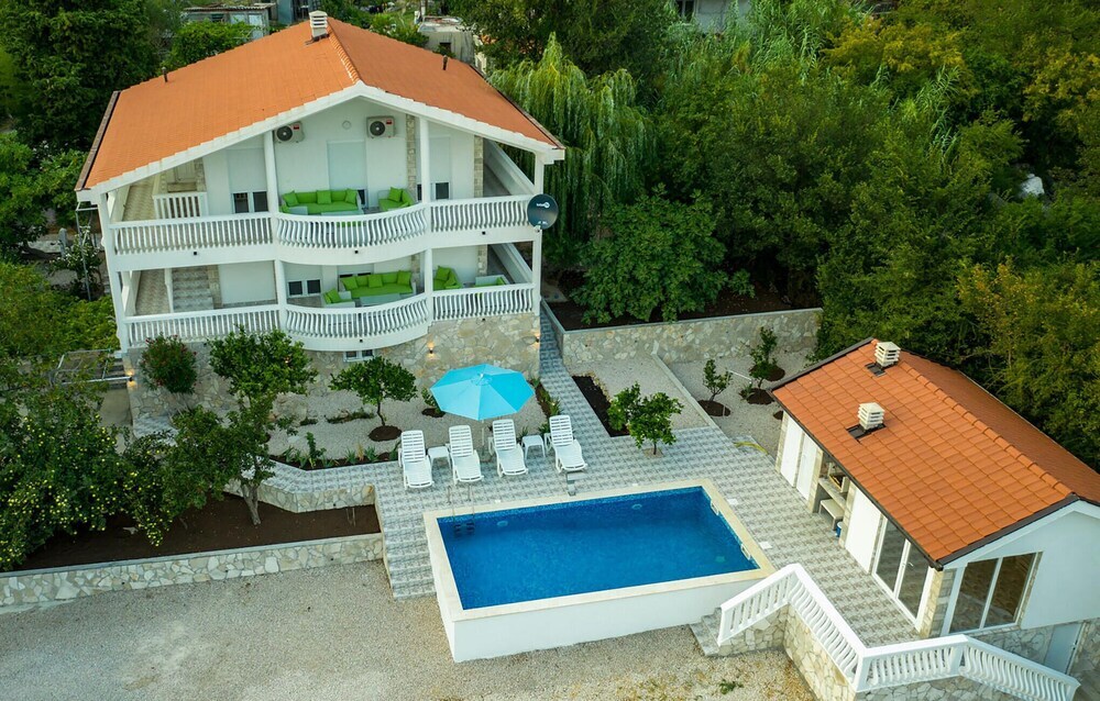 Nice home in Herceg Novi w/ Outdoor swimming pool, Sauna and 4 Bedrooms — фото 1