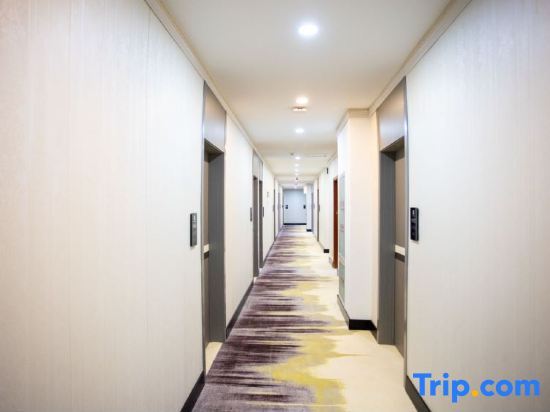 Тяньцзинь: Huayi Hotel(Tianjin Dongli Development Zone National Convention and Exhibition Center Store)