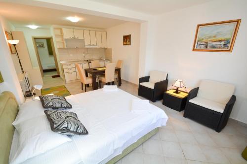 Крашичи: Apartmani Leut