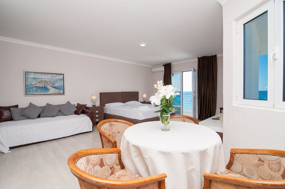 Бусат: Open Sea Luxury Apartments