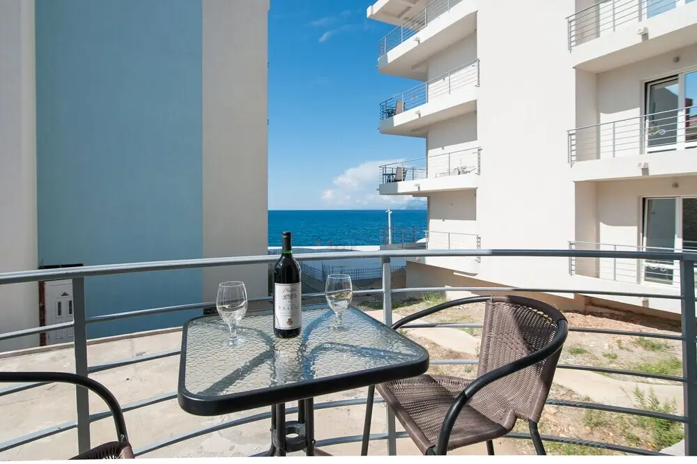 Бусат: Open Sea Luxury Apartments