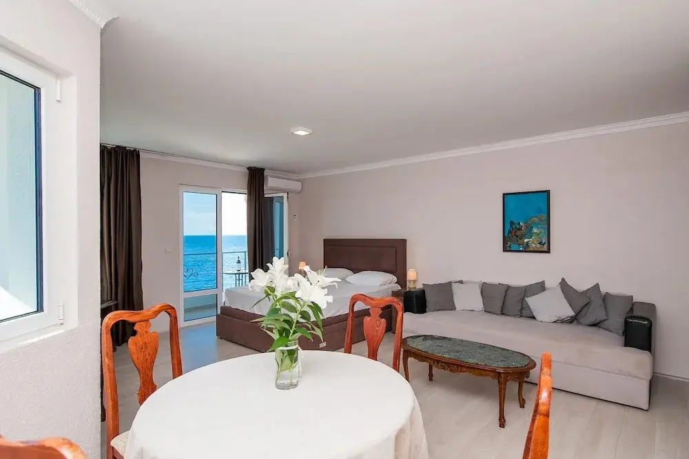 Бусат: Open Sea Luxury Apartments