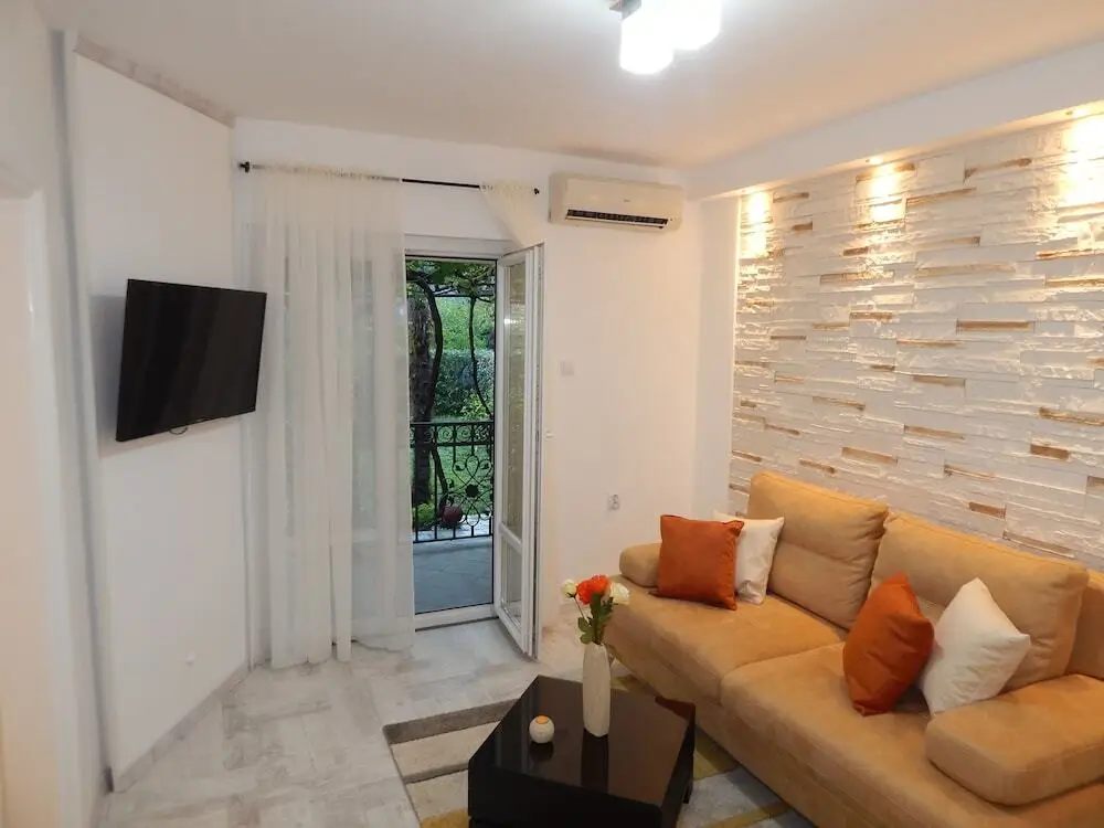Доброта: Apartments House 91