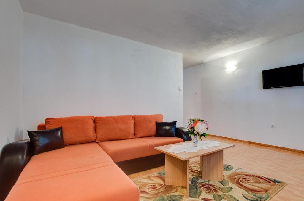 Бусат: Apartments Radost