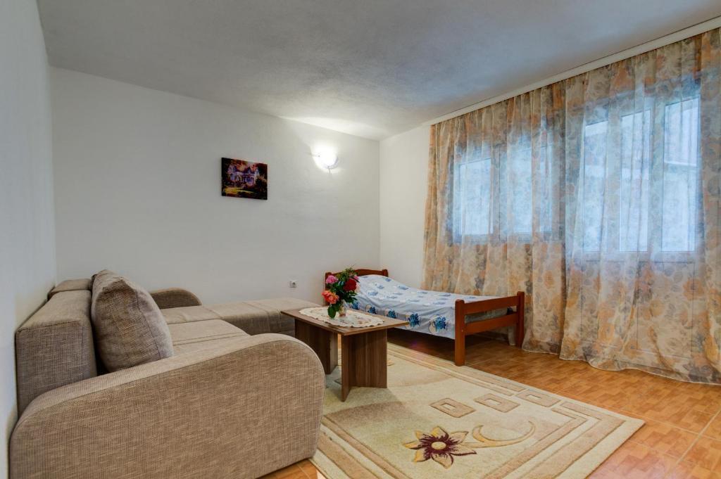 Бусат: Apartments Radost