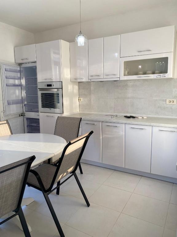 Добро Вода: Apartments Sidro