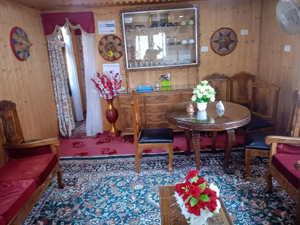 Шринагар: Houseboat New Dongola