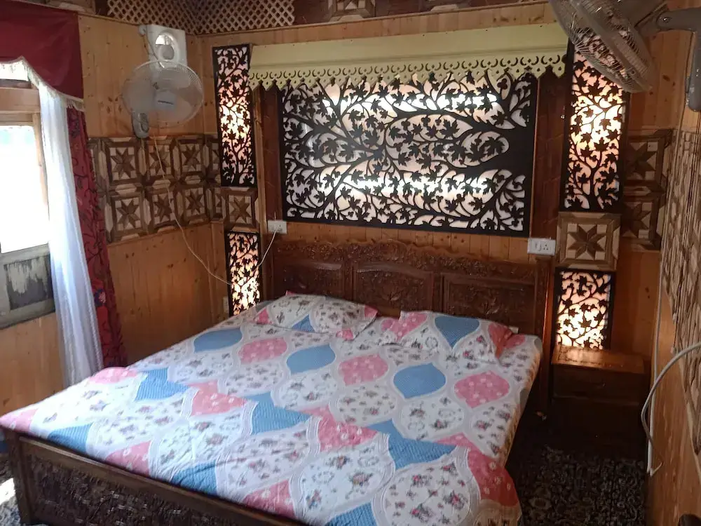 Шринагар: Houseboat New Dongola