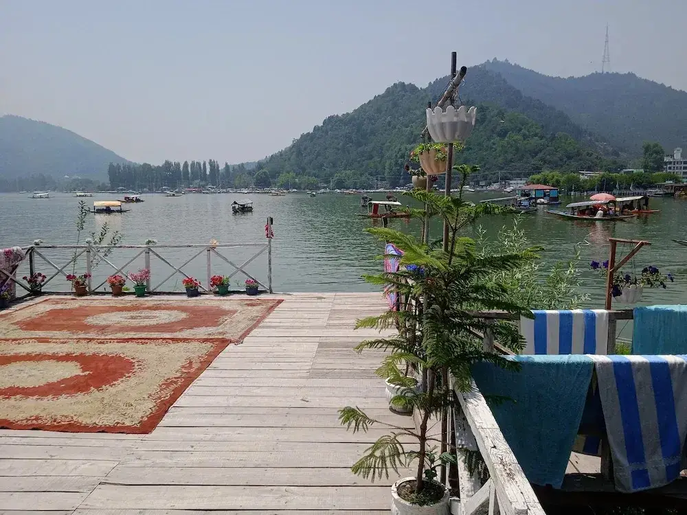 Шринагар: Houseboat New Dongola