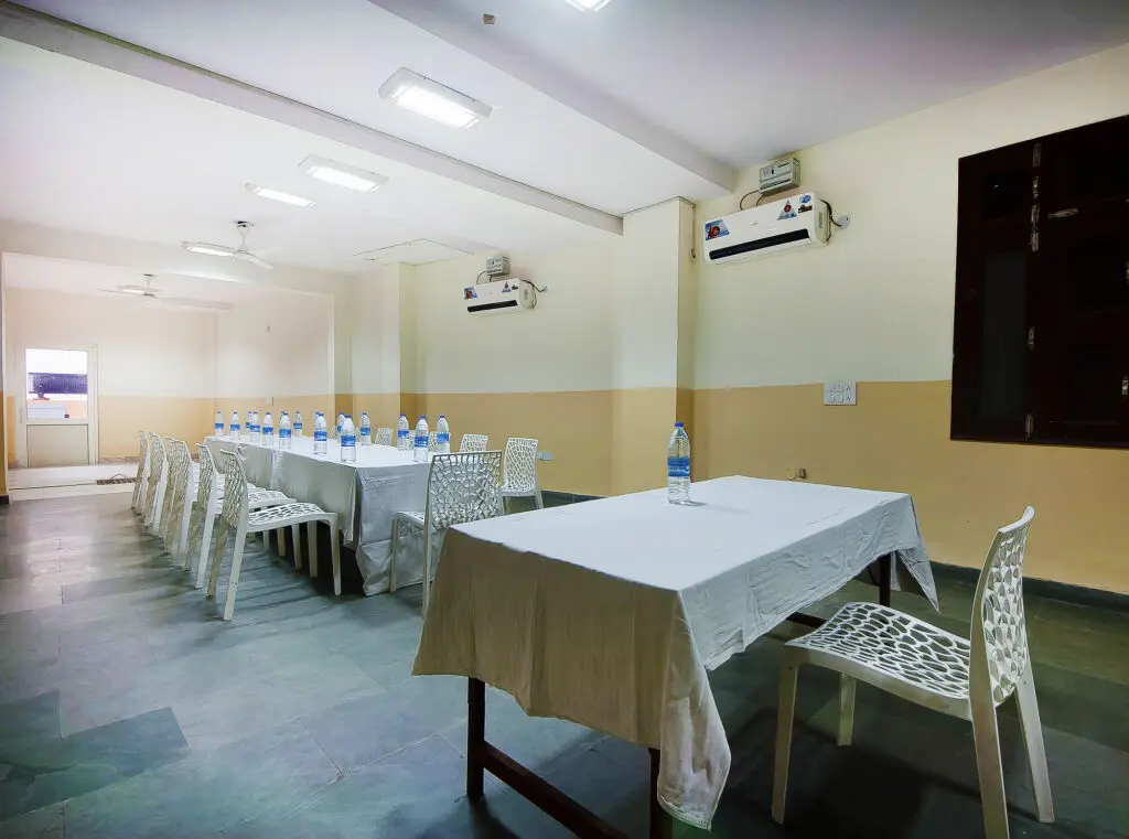 Нью-Дели: Charanpahari Hotel by OYO Rooms