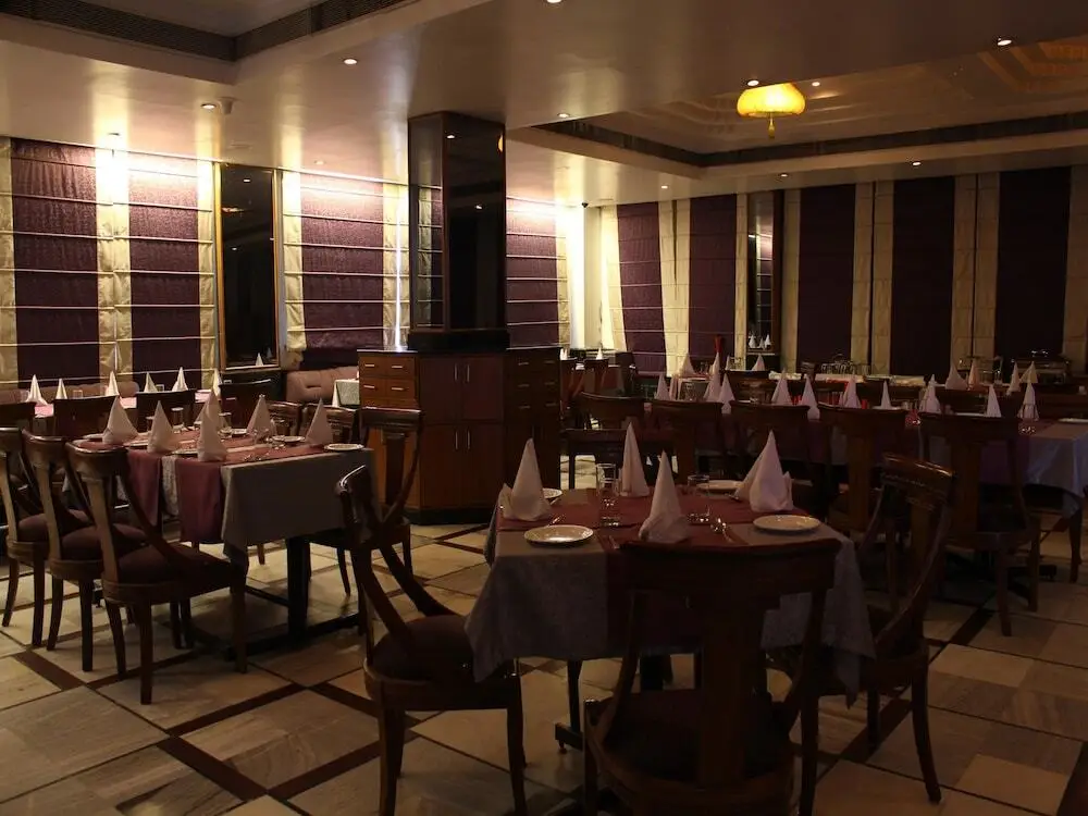 Мератх: OYO 2617 Hotel Samrat Heavens
