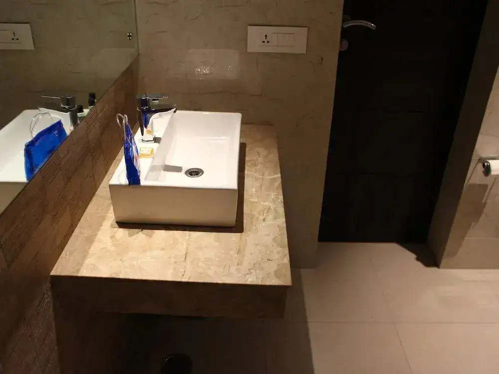 Мератх: OYO 2617 Hotel Samrat Heavens