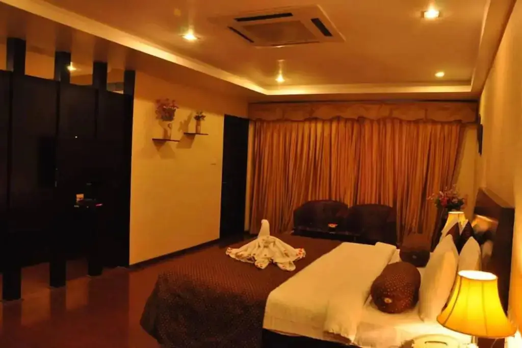 Каримнагар: Hotel Swetha