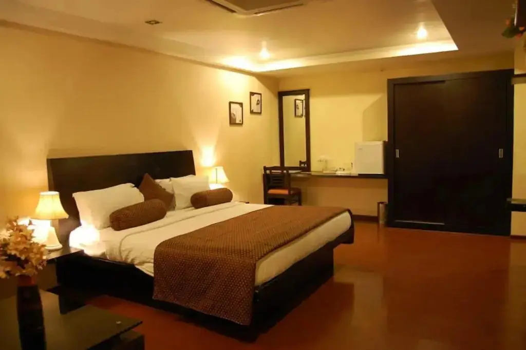 Каримнагар: Hotel Swetha