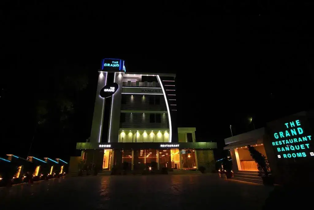 Ананд: The Grand Hotel
