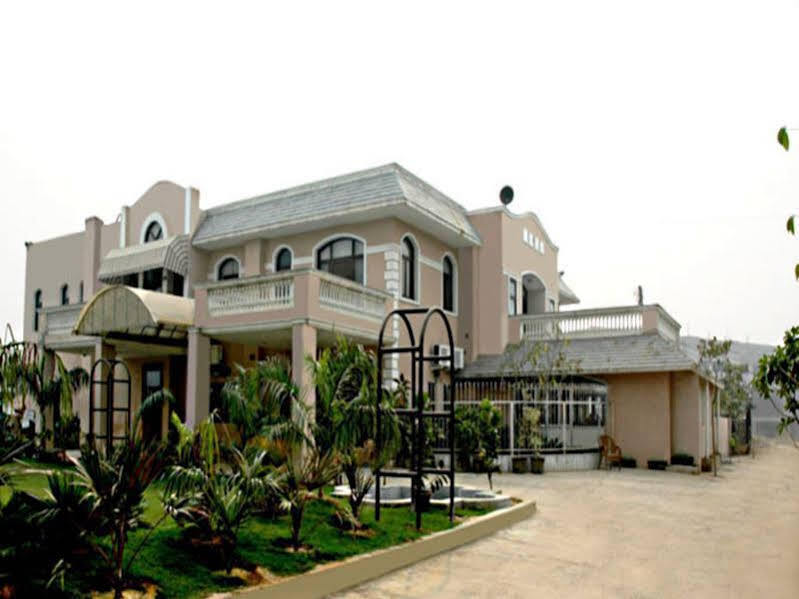 Нью-Дели: The Green Villa - Airport Hotel & Spa Resort