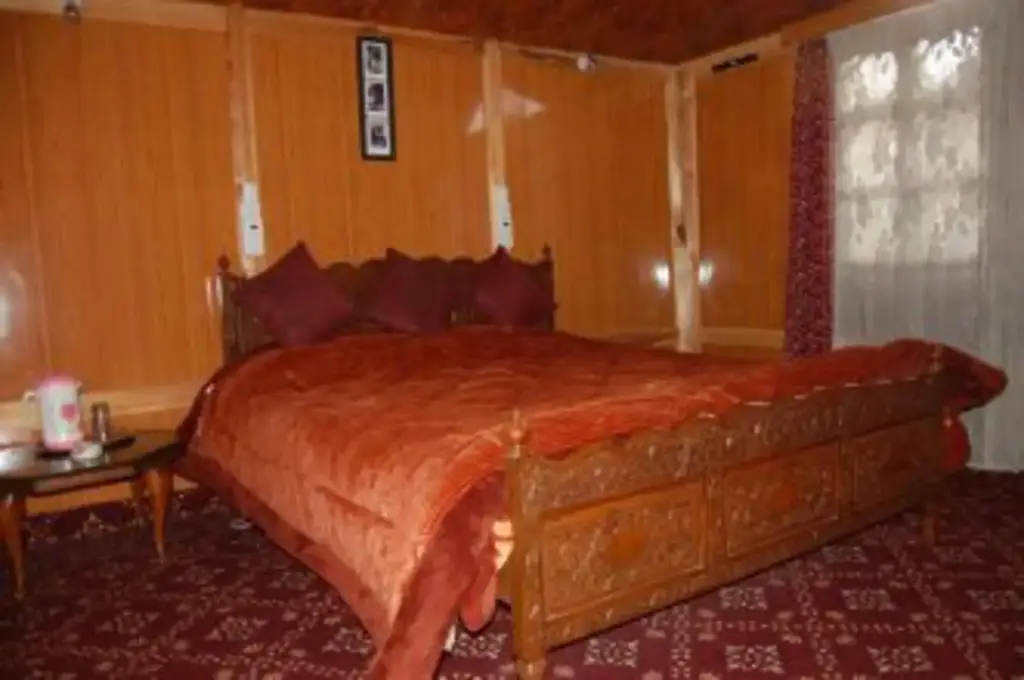 Шринагар: New Lucky Flower House Boat