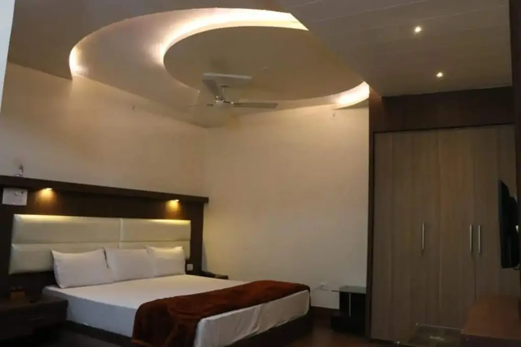 Ганганагар: Hotel Crystal