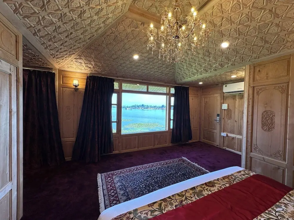 Шринагар: New York Houseboat