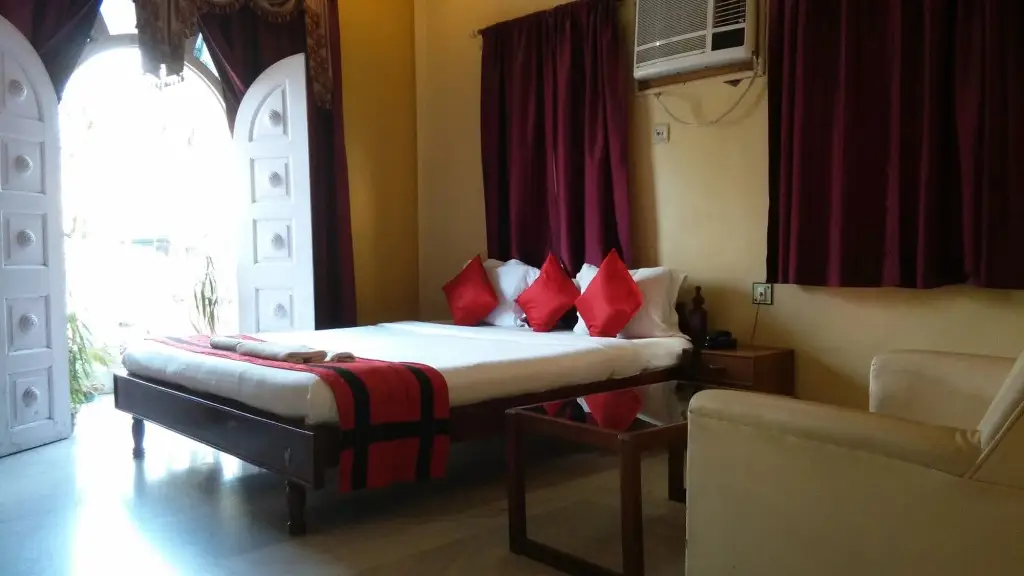 Колката: New Hotel White Palace