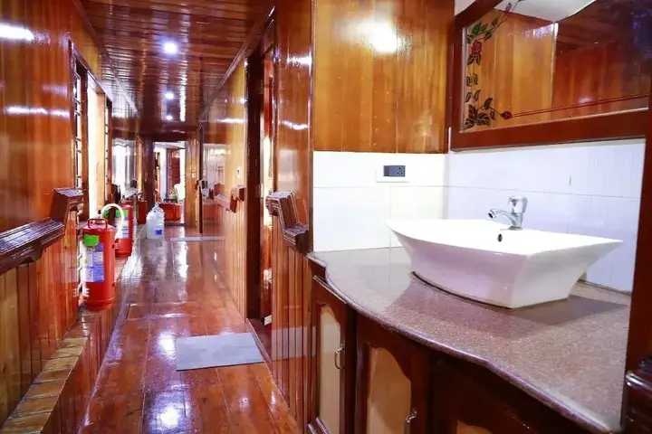 Аллеппи: Coco HouseBoat