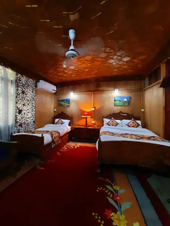 Шринагар: Badyari Palace Group of Houseboat