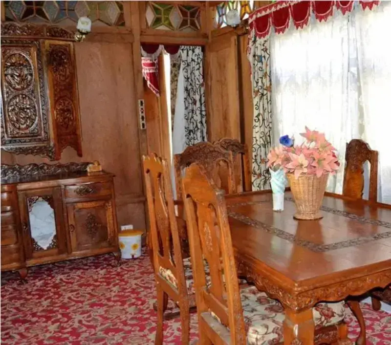 Шринагар: De Laila House Boat (Marketed By Sterling)