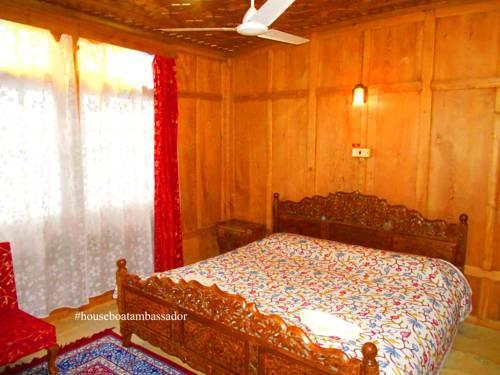 Шринагар: Houseboat Ambassador