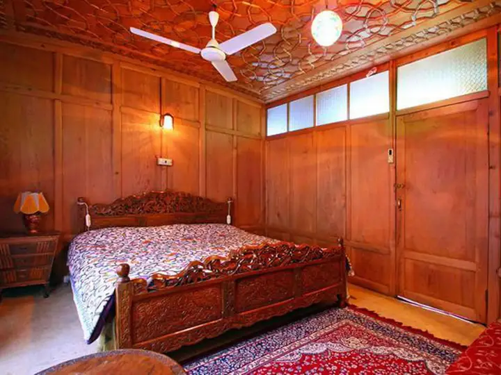 Шринагар: Houseboat Ambassador
