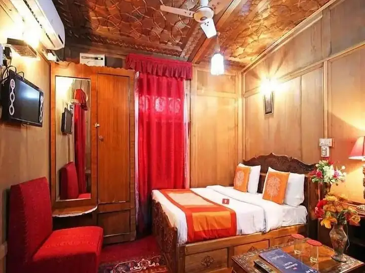 Шринагар: Calm Holiday Inn