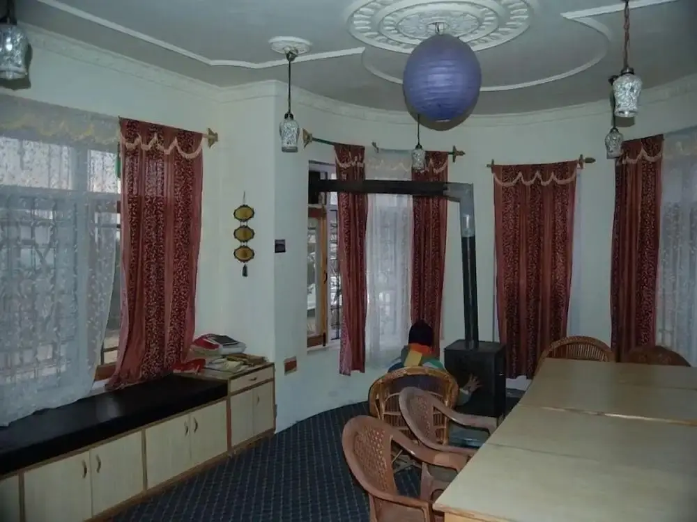 Шринагар: Calm Holiday Inn