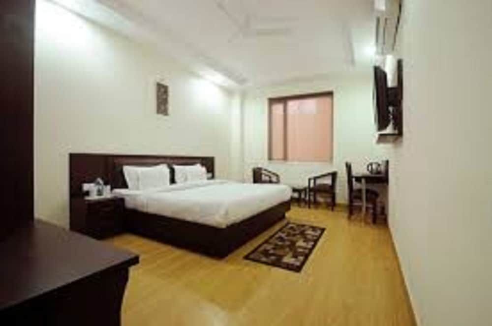 Бахадрабад: Hotel Flora Haridwar