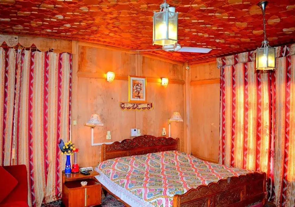 Шринагар: Golden Flower Heritage Houseboat