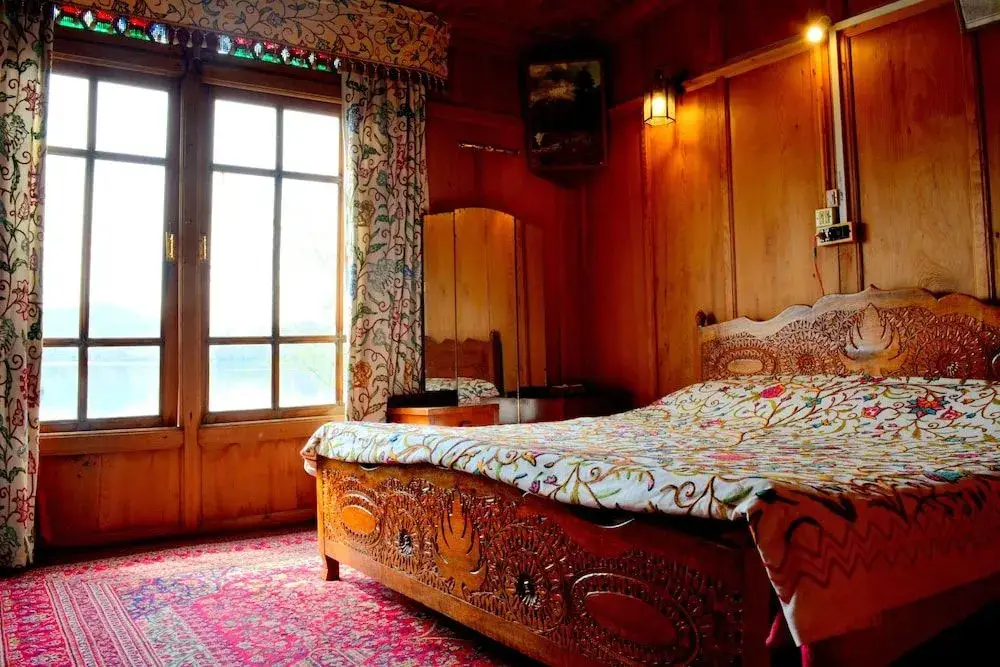 Шринагар: Golden Flower Heritage Houseboat