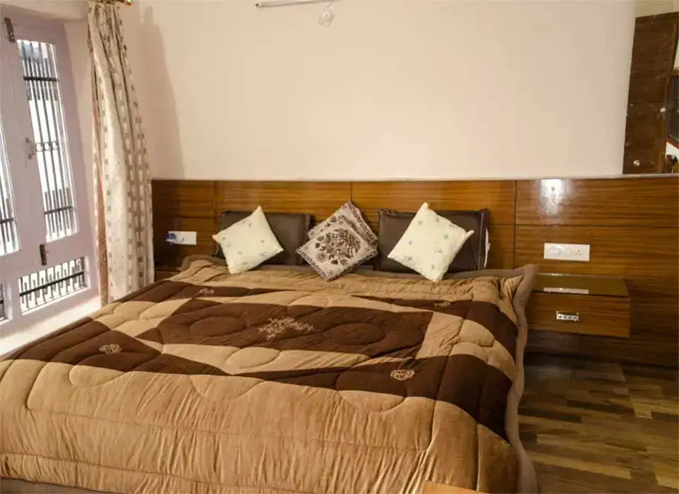 Чамба: Hotel Monal