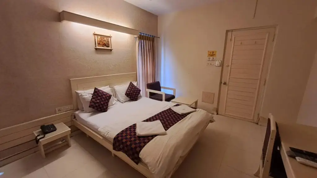 Ананд: Hotel Tulsi