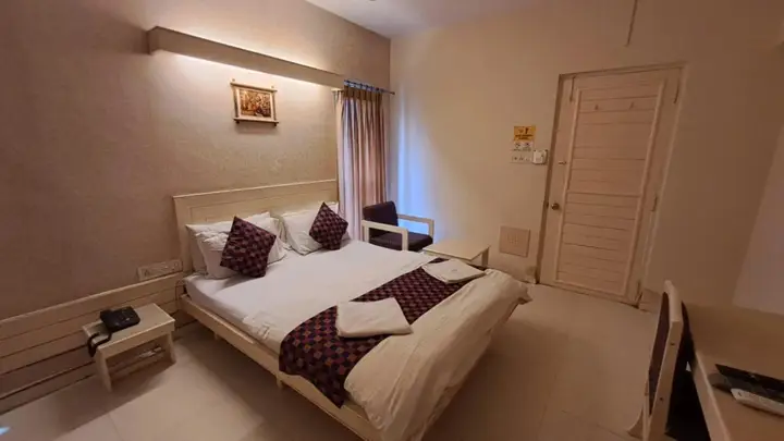 Ананд: Hotel Tulsi