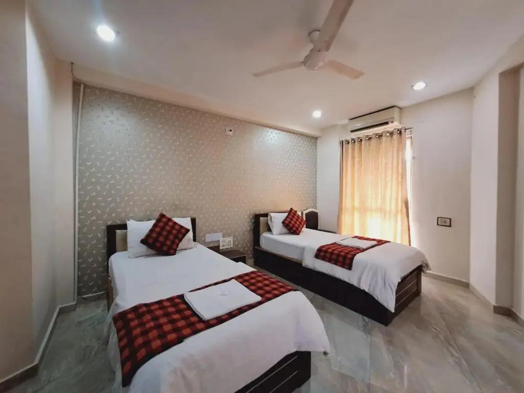 Ананд: Hotel Tulsi