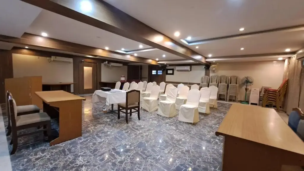 Ананд: Hotel Tulsi