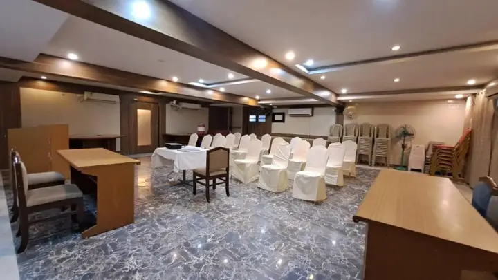 Ананд: Hotel Tulsi