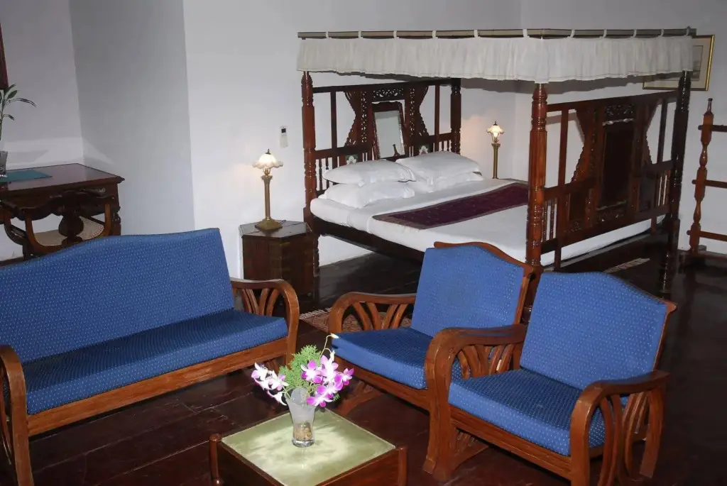 Коччи: The Old Courtyard Hotel