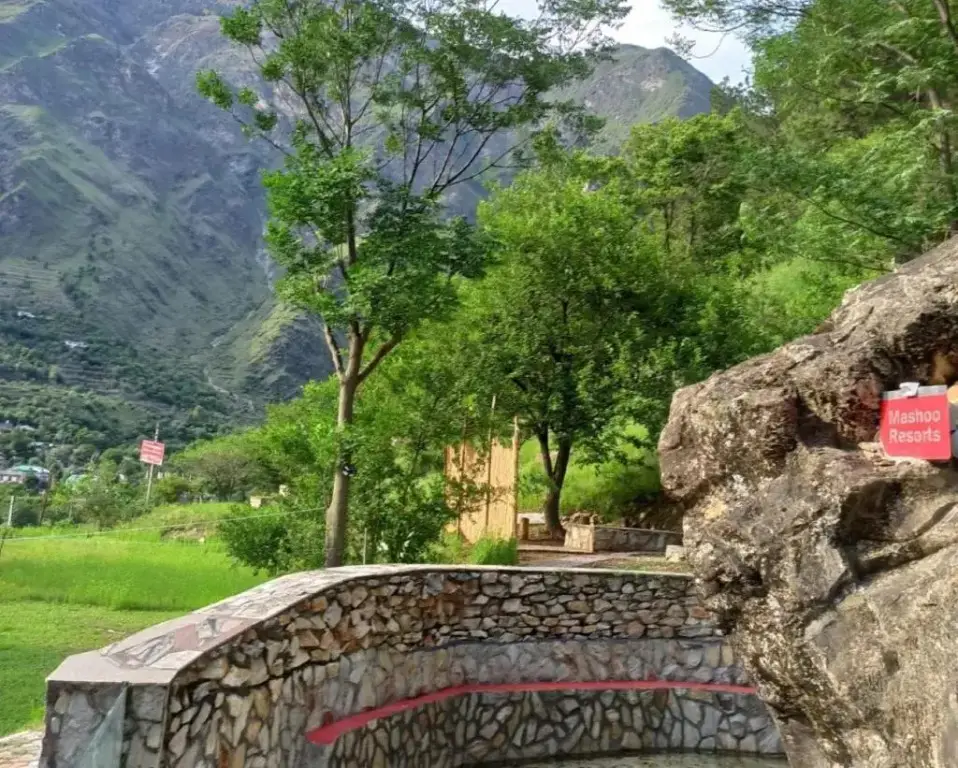 Бхунтар: Mashoo Resorts