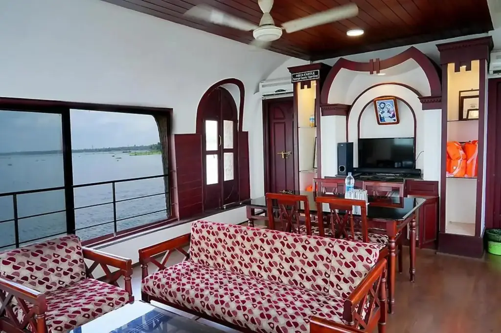 Кумараком: Aqua Jumbo Houseboat